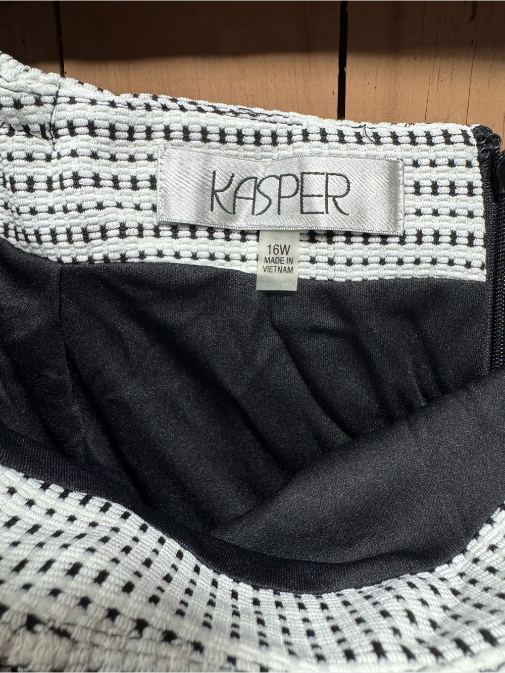 Kasper Black & White Patterned Sheath Skirt